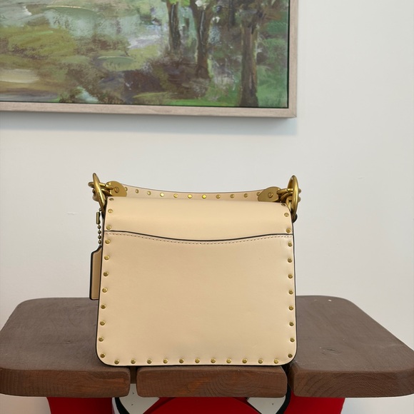 Coach Beat 18 - Picture 2 of 4